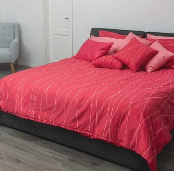rdeča posteljnina Odeja Anikka Val